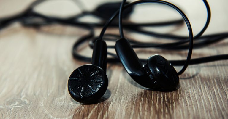 La peligrosa razón por la que no deberías comprar audífonos