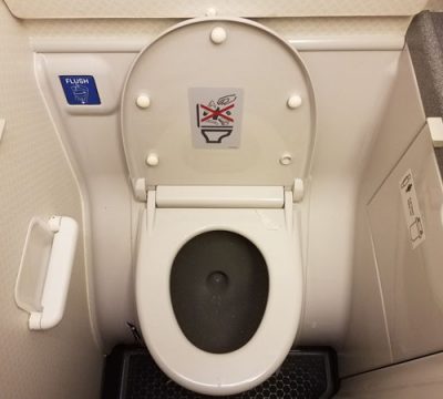 ¿A dónde van a parar los desechos cada vez que vas al baño en un avión