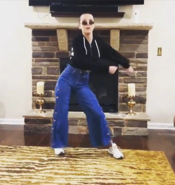 Millie Bobby Brown bailando