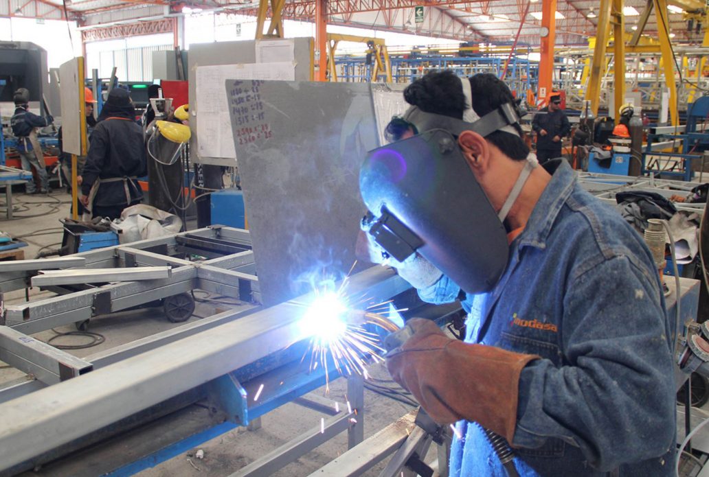 Hombre en una fábrica haciendo trabajo de metalurgia