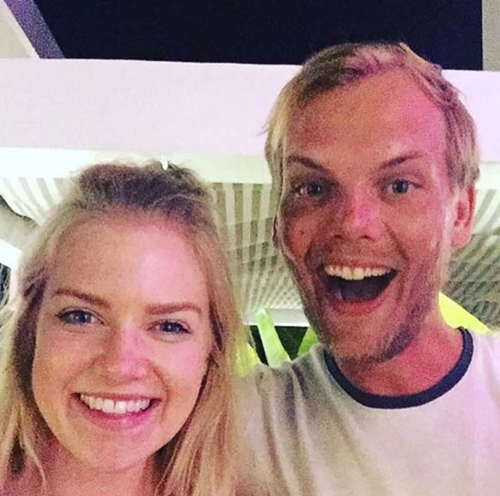 Avicii en Omán con una fan poco antes de su muerte. (Foto: Twitter)