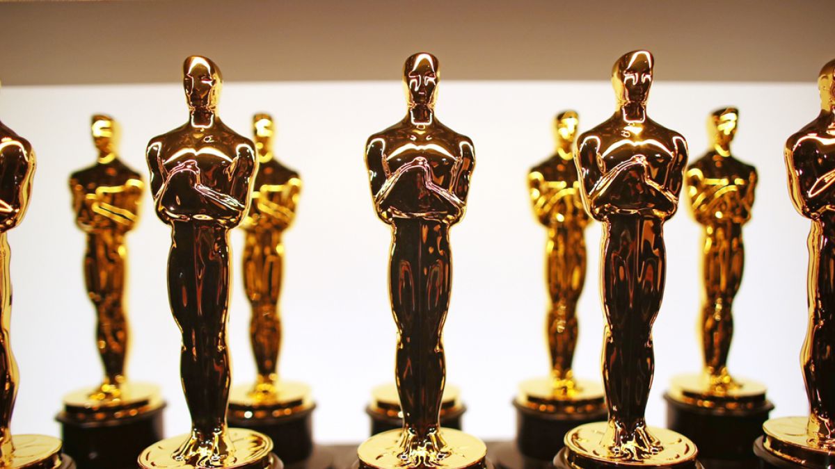 Muchas estatuillas del Oscar, una al lado de otra. 