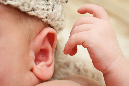 mano-oreja-bebe escuchar