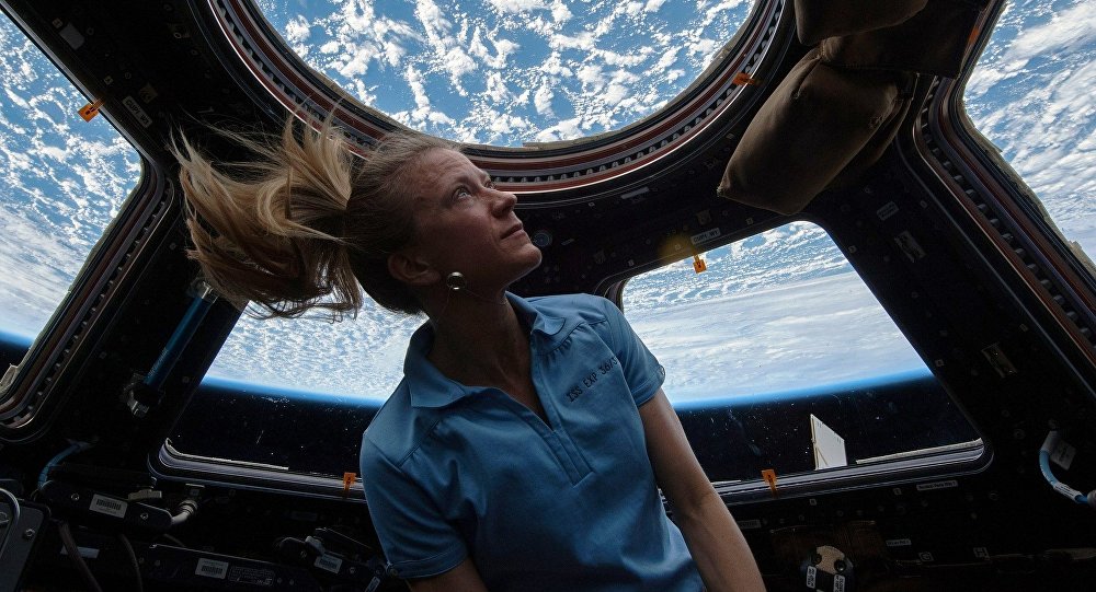 MUJERES EN EL ESPACIO