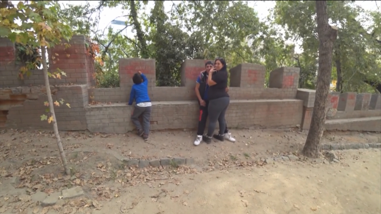 Familia que está rayando el cerro Santa Lucía y que es encarada por el bloguero coreano