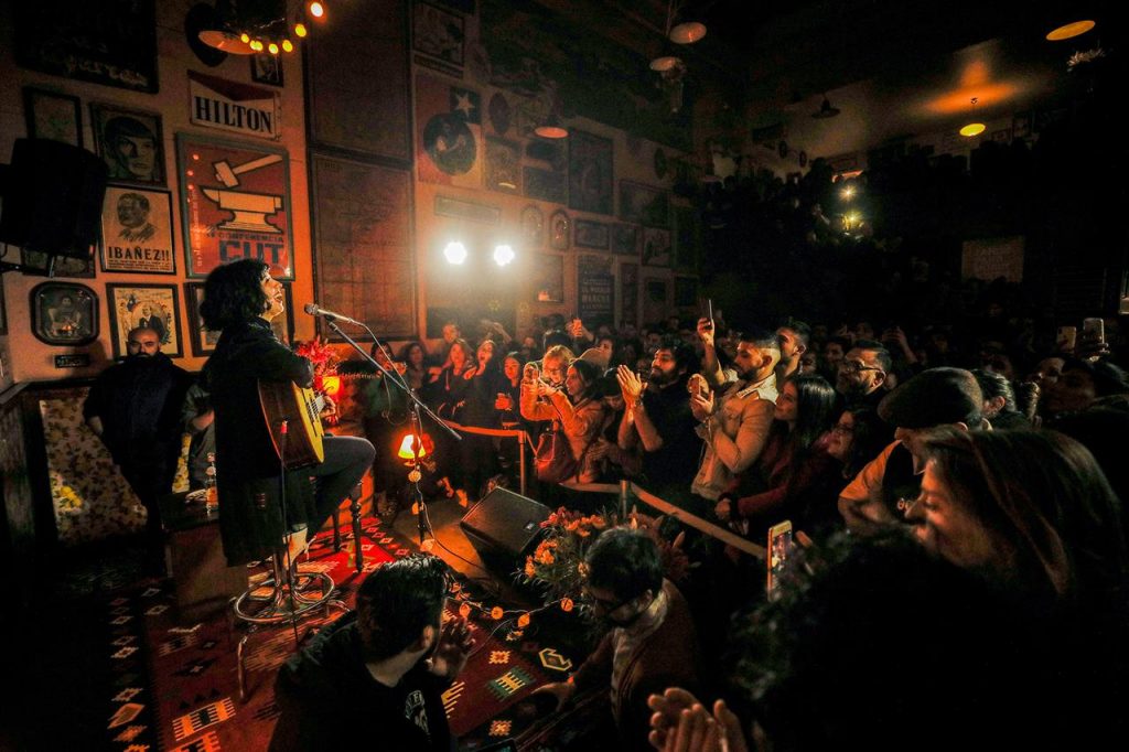 mon laferte sorprende