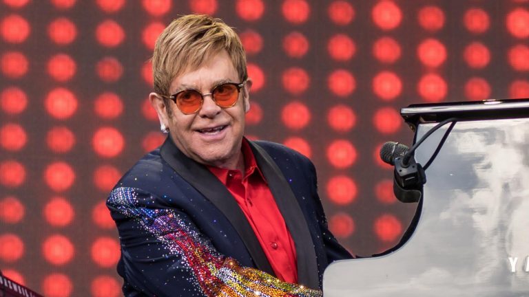Elton John celebra su sobriedad