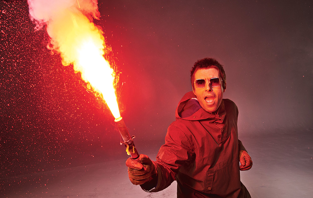 Liam Gallagher con una bengala en la mano