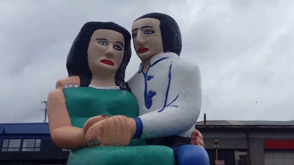 sentados frente al mar