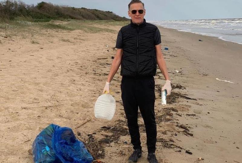bryan adams basura en las playas