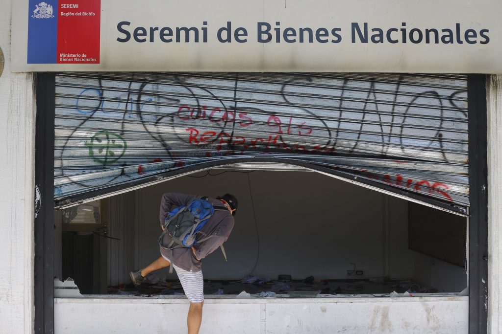 CONCEPCION: Destrosos en la Oficina del Seremi de Bienes Nacionales