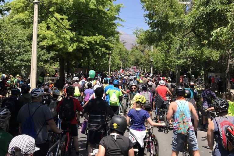 ciclistas protestan frente a casa de pinera 2