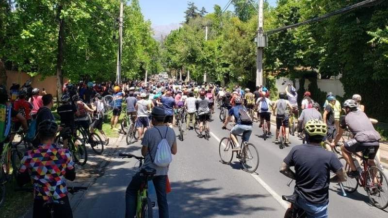 ciclistas protestan frente a casa de pinera 2