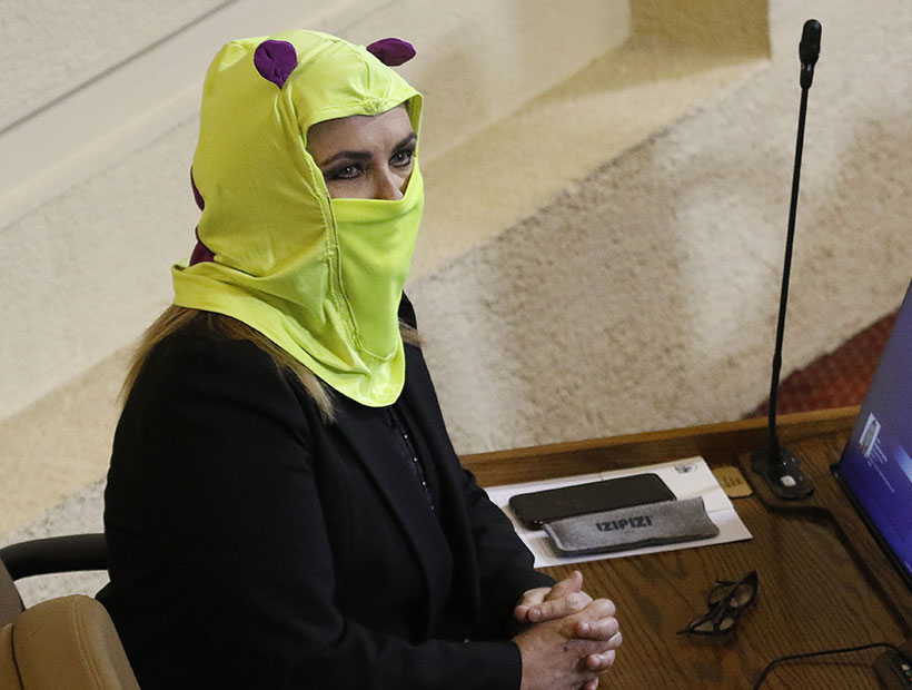 PAMELA JILES ENCAPUCHADA