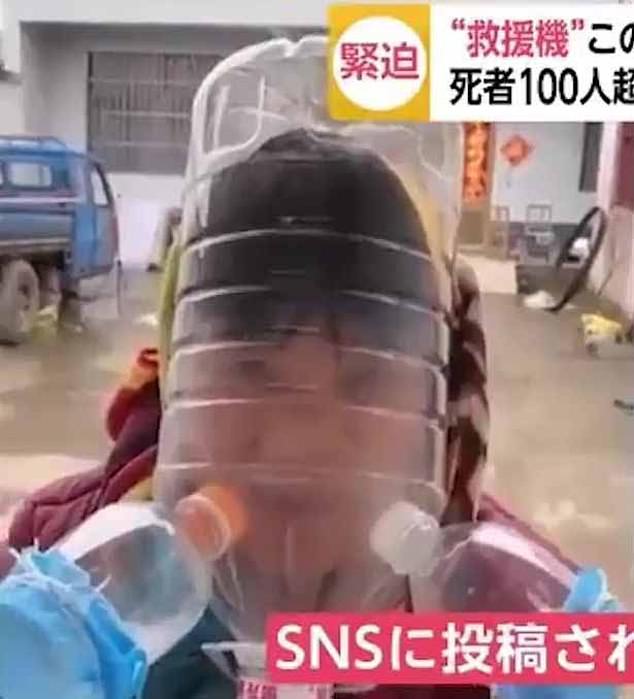 Chinos usan botellas como segunda máscara para evitar contagio por coronavirus