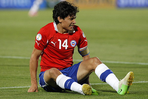 Matías Fernández se lesiona y quedará fuera de próximo partido de Colo Colo