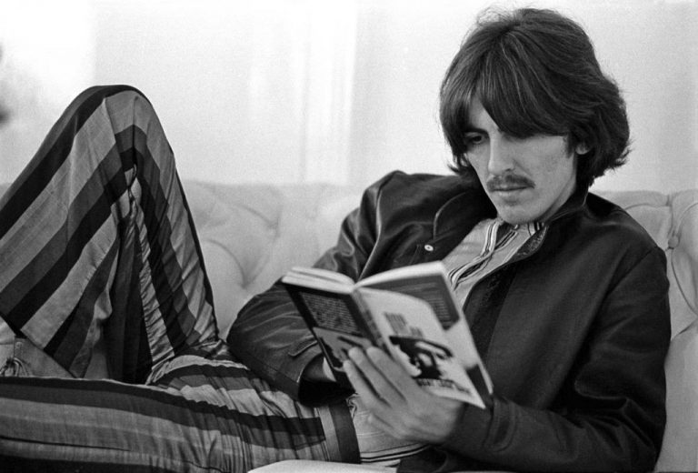 George Harrison: Subastan manuscrito de While My Guitar Gently Weeps