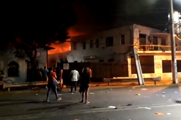 La agitada noche de Santiago: Un muerto, buses quemados e incendios