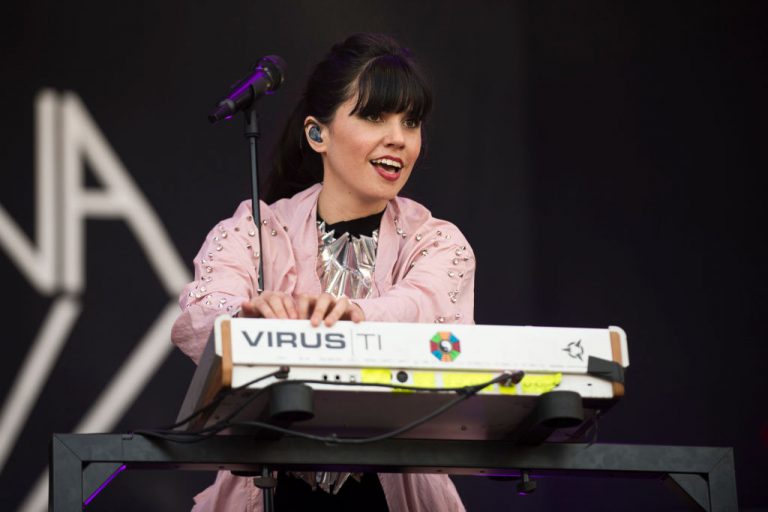 Javiera Mena sufre el robo de computador en que tenía su nuevo material