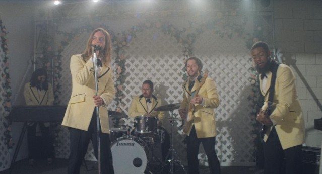 Tame Impala y una boda con Kevin Parker: Mira el nuevo clip de la banda