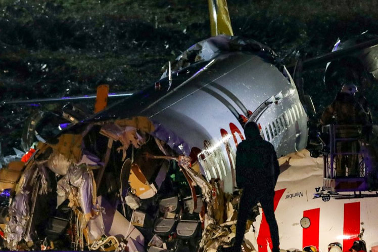 Turquía: Avión comercial se partió en tres dentro de su pista de aterrizaje