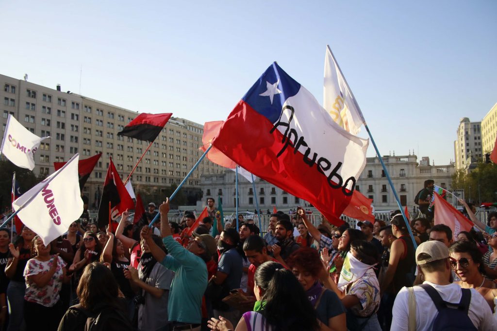Primer día de campaña por el Plebiscito del 26 de abril parte con banderazo opositor