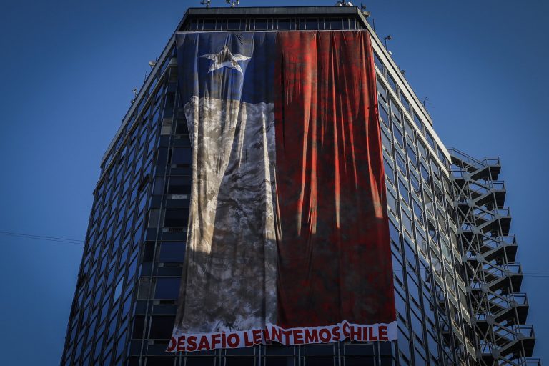 A 10 años del 27F: Despliegan icónica bandera en el centro de Santiago