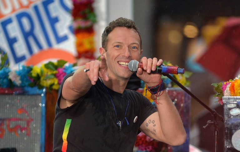 Coldplay: Chris Martin vuelve al colegio en nuevo videoclip de la banda