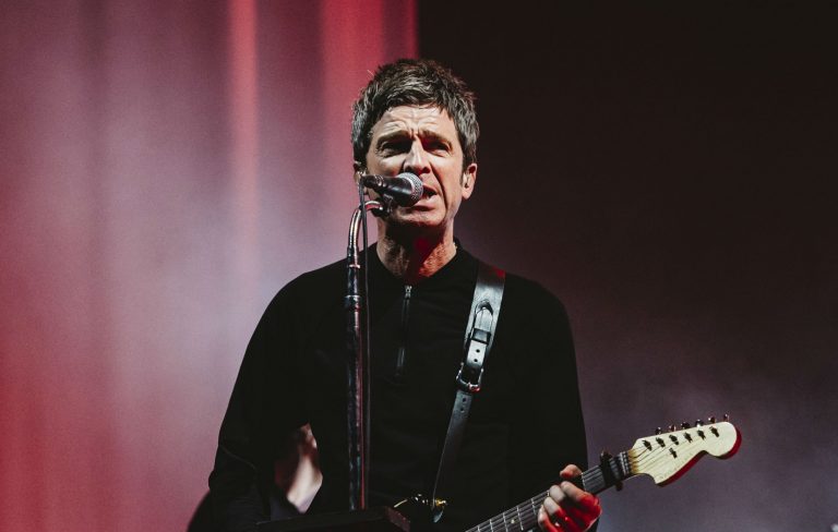 Noel Gallagher le canta a los solitarios en su nuevo sencillo