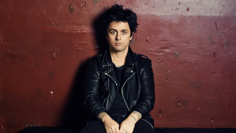 Billie Joe Armstrong hace un cover de "You Can’t Put Your Arms Around A Memory"