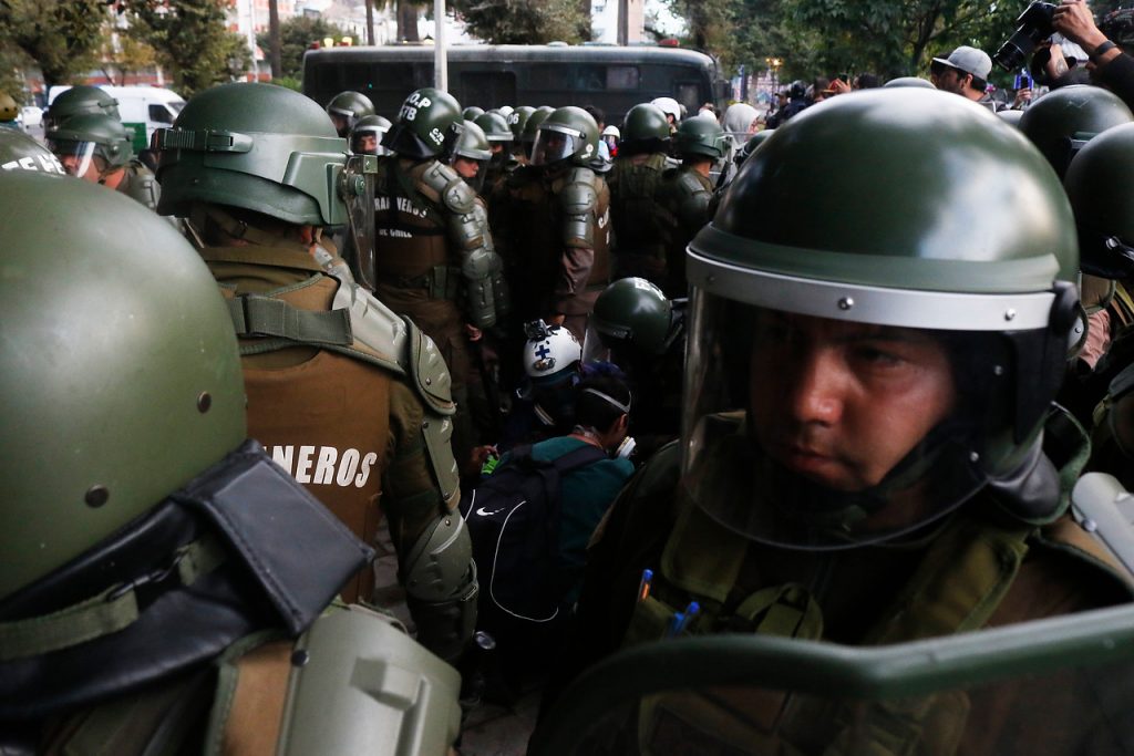 Cadem: 54% cree que carabineros ha actuado con fuerza desproporcionada