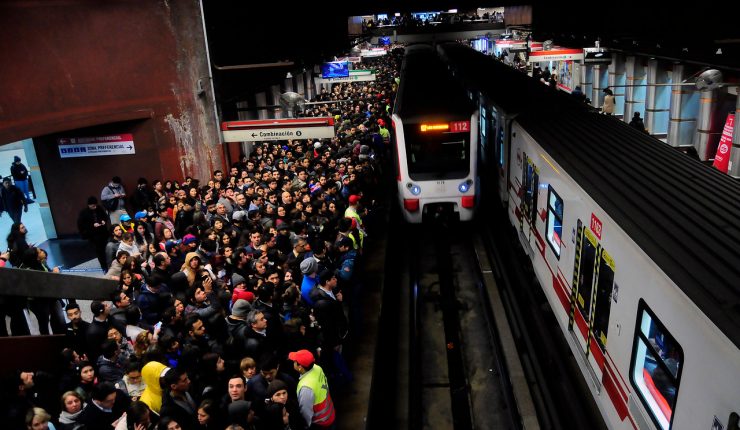 Metro anuncia cierre de estaciones debido a desórdenes en su interior