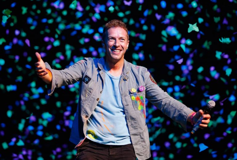 Chris Martin da concierto por redes sociales