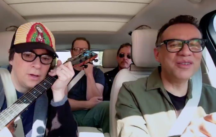 Weezer canta Buddy Holly en nuevo Carpool Karaoke