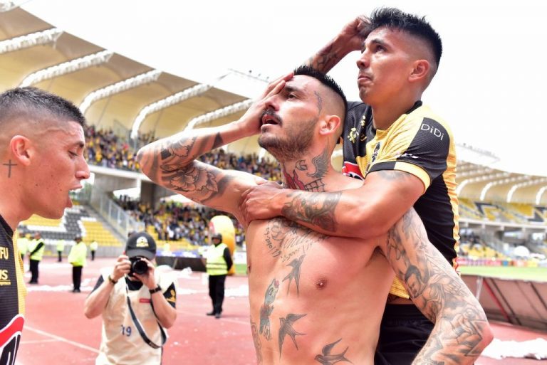 Mauricio Pinilla se tapa un ojo en celebración