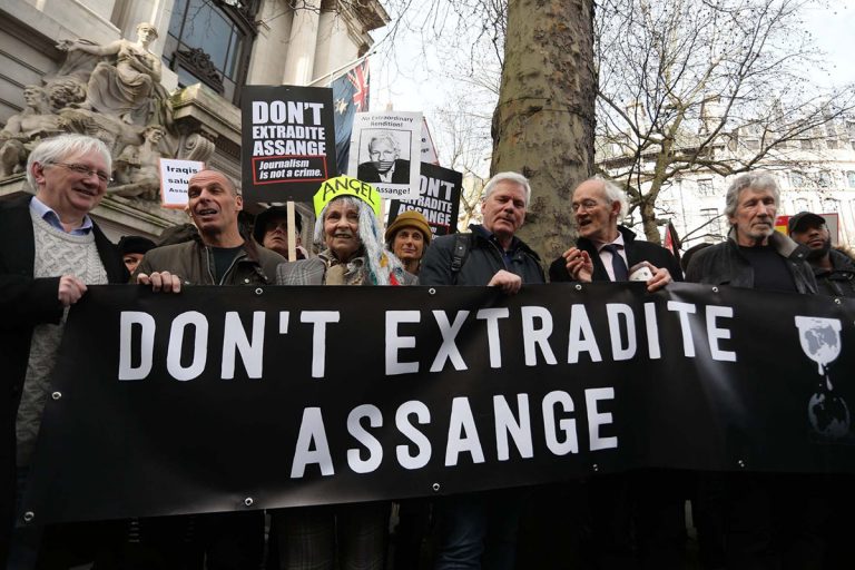 Julian Assange no será puesto en libertad por crisis de covid-19