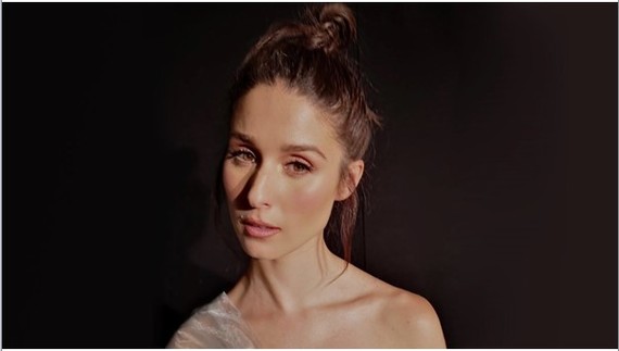 Francisca Valenzuela estrena increíble versión de "Por qué me lo hiciste?"