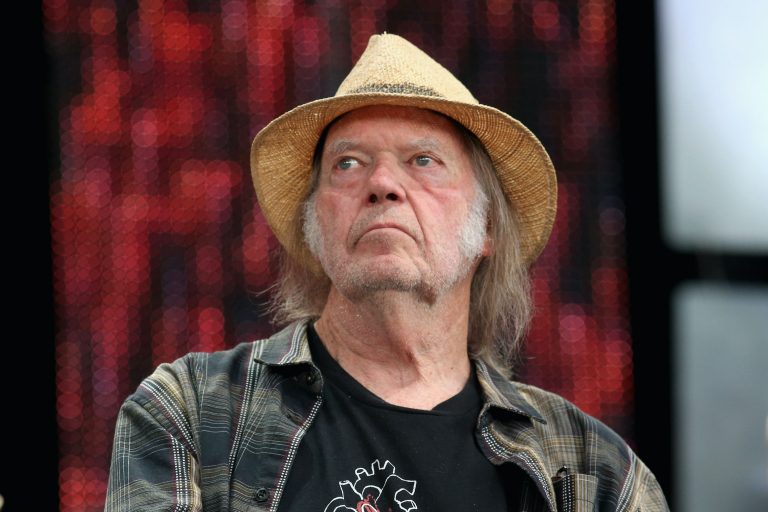 La música no para: Neil Young va a hacer conciertos desde su casa