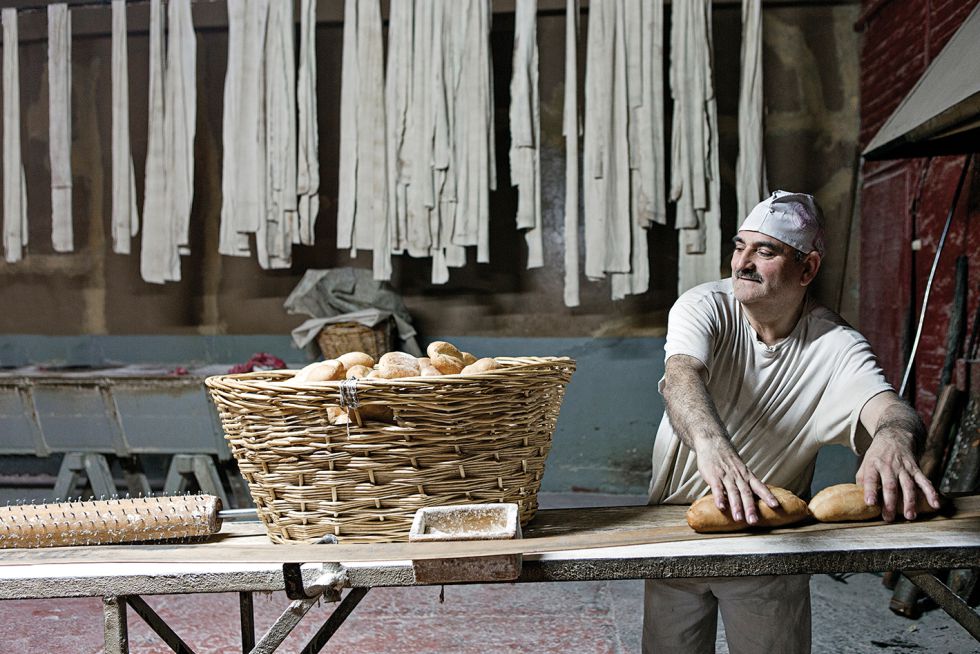 Hombre trabajando en la producción de pan.