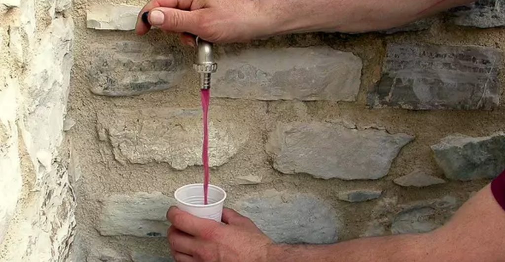 Vino comenzó a salir de grifos en pequeño pueblo italiano