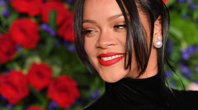 Rihanna promete 5 millones de dólares para ayudar a Barbados
