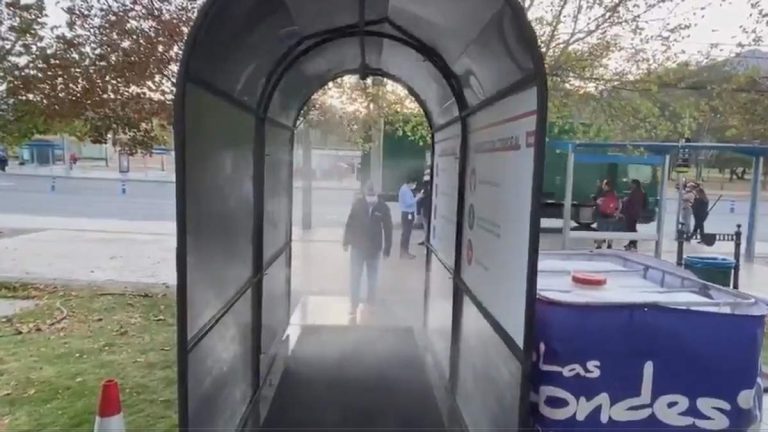 Lavín inauguró "túnel sanitizador" contra Covid-19 en Las Condes