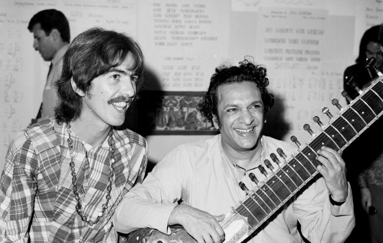 Publican video de Ravi Shankar enseñándole a tocar el sitar a George Harrison