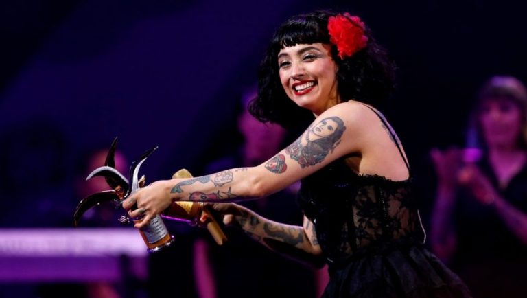 Mon Laferte anuncia concierto por streaming desde su casa