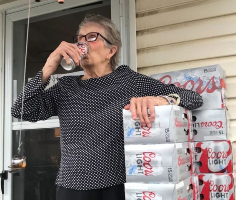 Abuela que pidió cerveza a través de un cartel recibe 150 latas