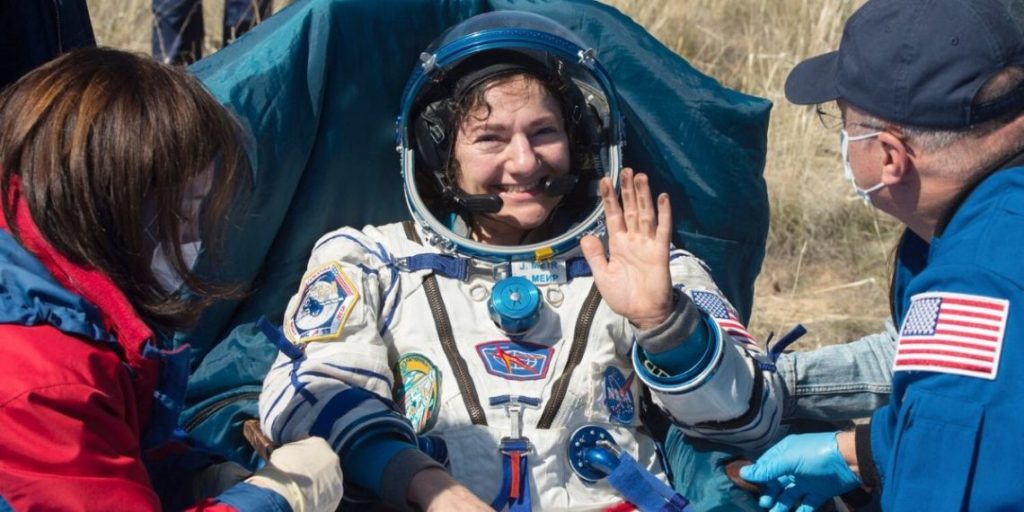Astronautas regresan a la tierra en plena pandemia