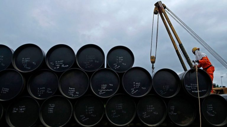 El barril de petróleo llega a su valor más bajo en la historia