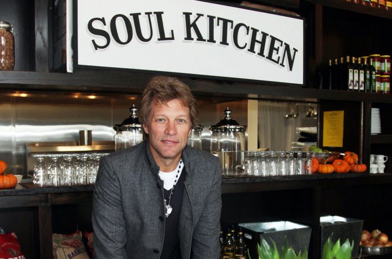 Bon Jovi abrió sus restaurantes en Nueva Jersey y dio comida gratis