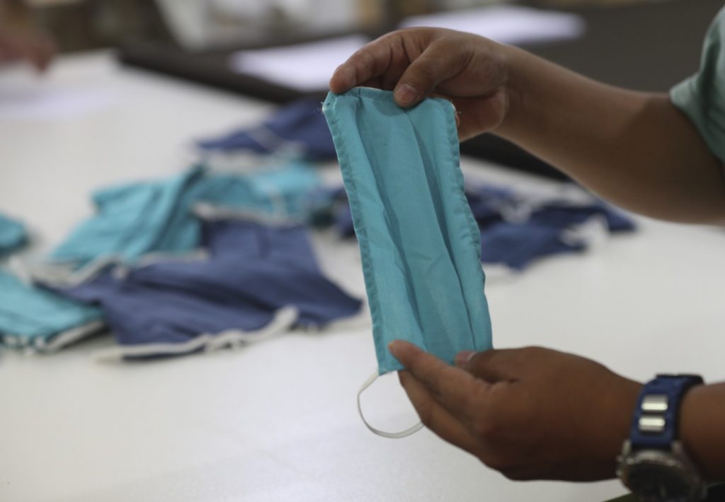 como hacer una mascarilla en casa algodon