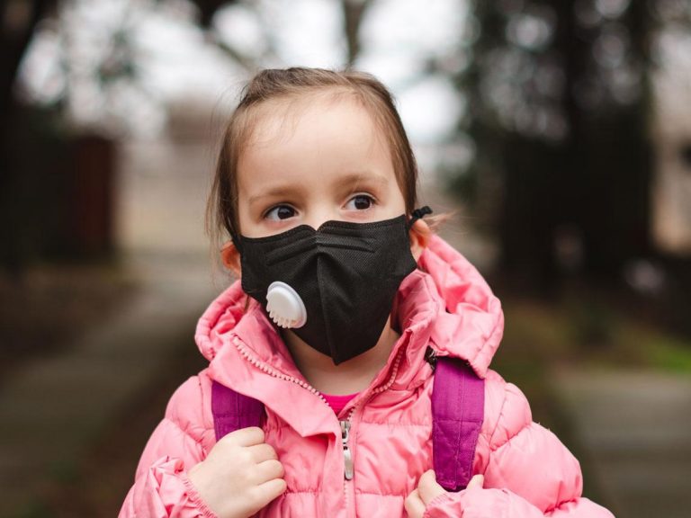 España autoriza que niños salgan a jugar en medio de la cuarentena